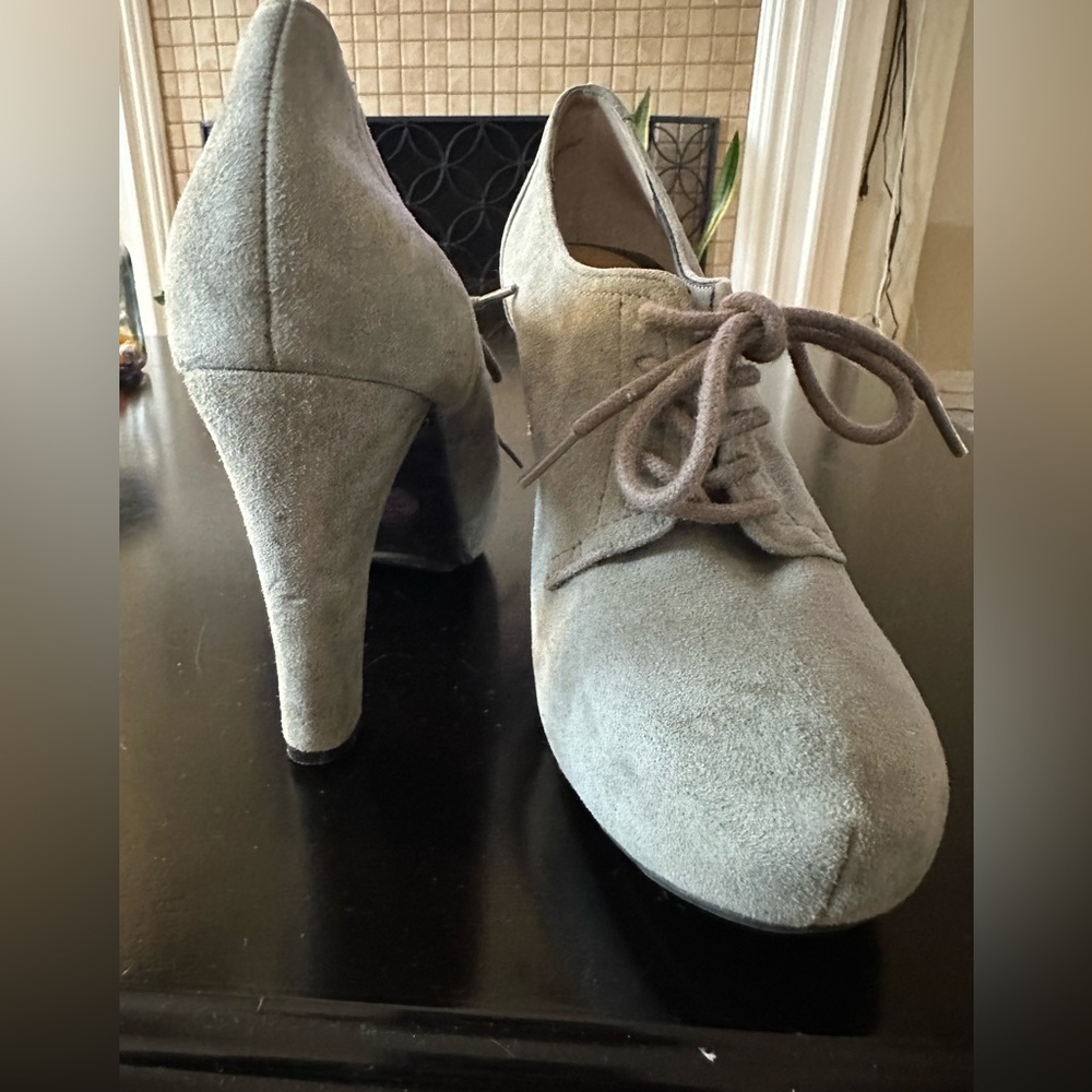 Me Too Leather Grey Ankle Bootie Size 7